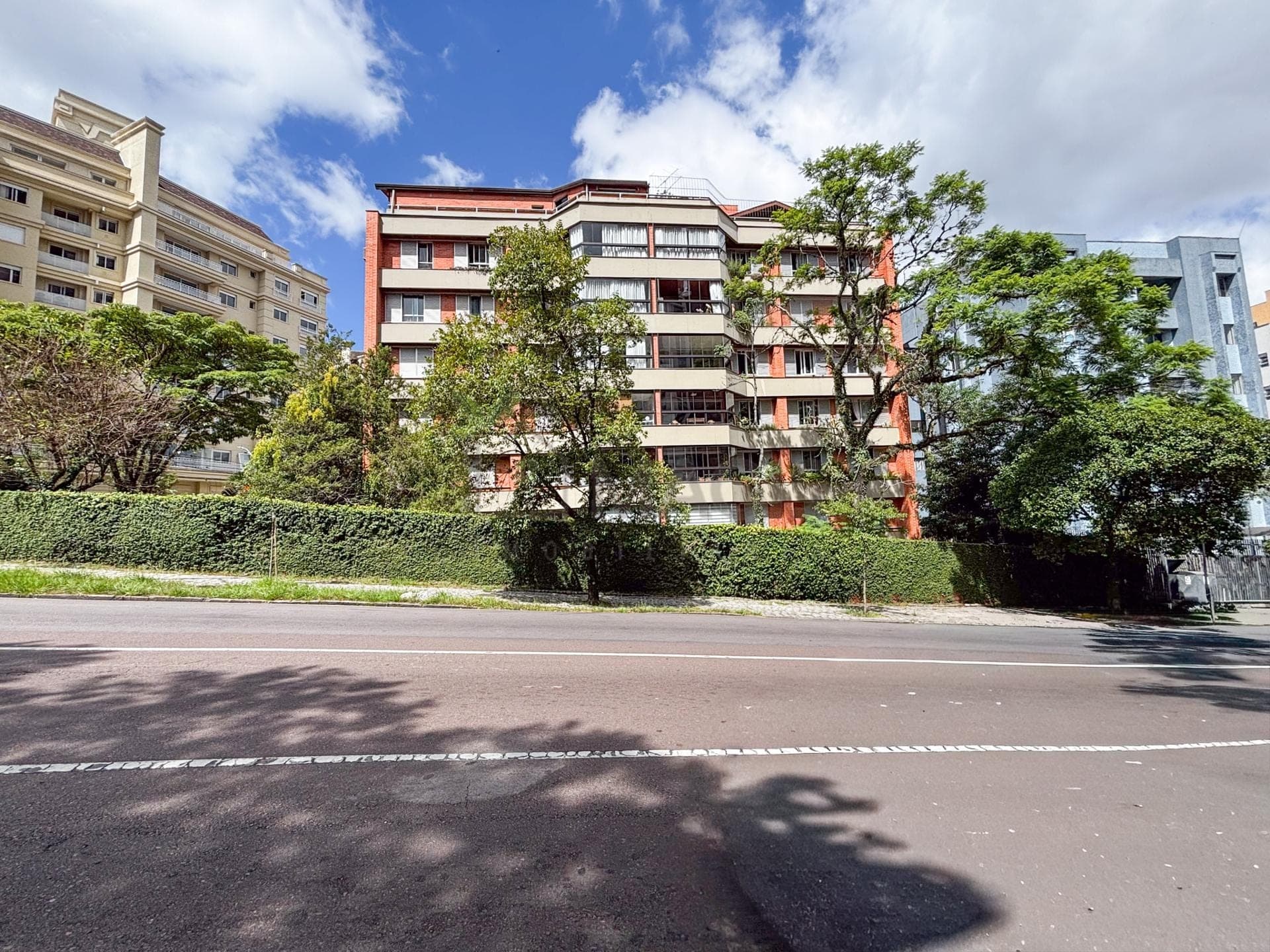 Apartamento mobiliado de alto padrão no Juvevê, 150m , 2 suítes, 2 vagas e acabamento premium