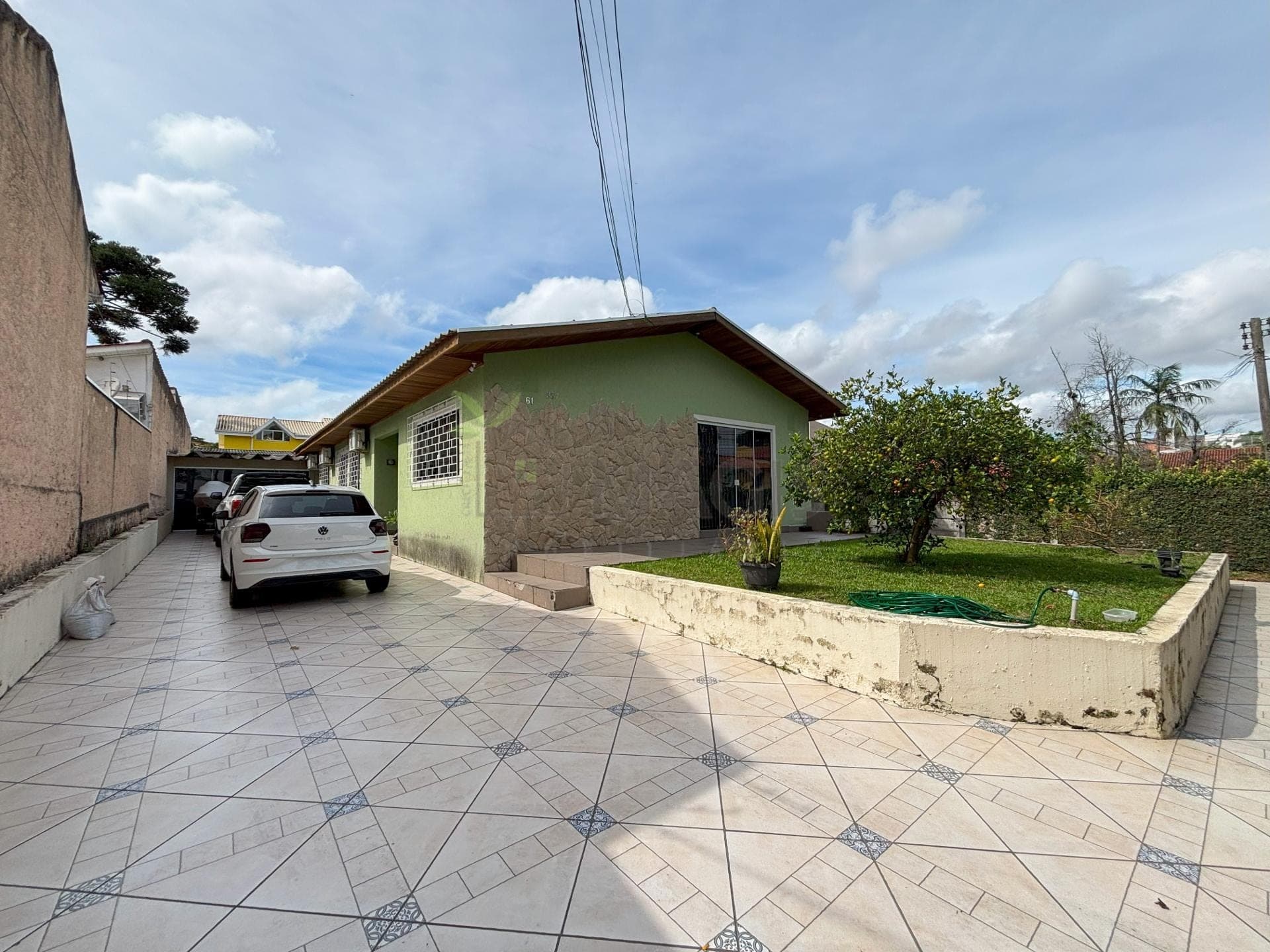 Casa à venda no Centro de Pinhais com 3 quartos, área gourmet e energia solar.