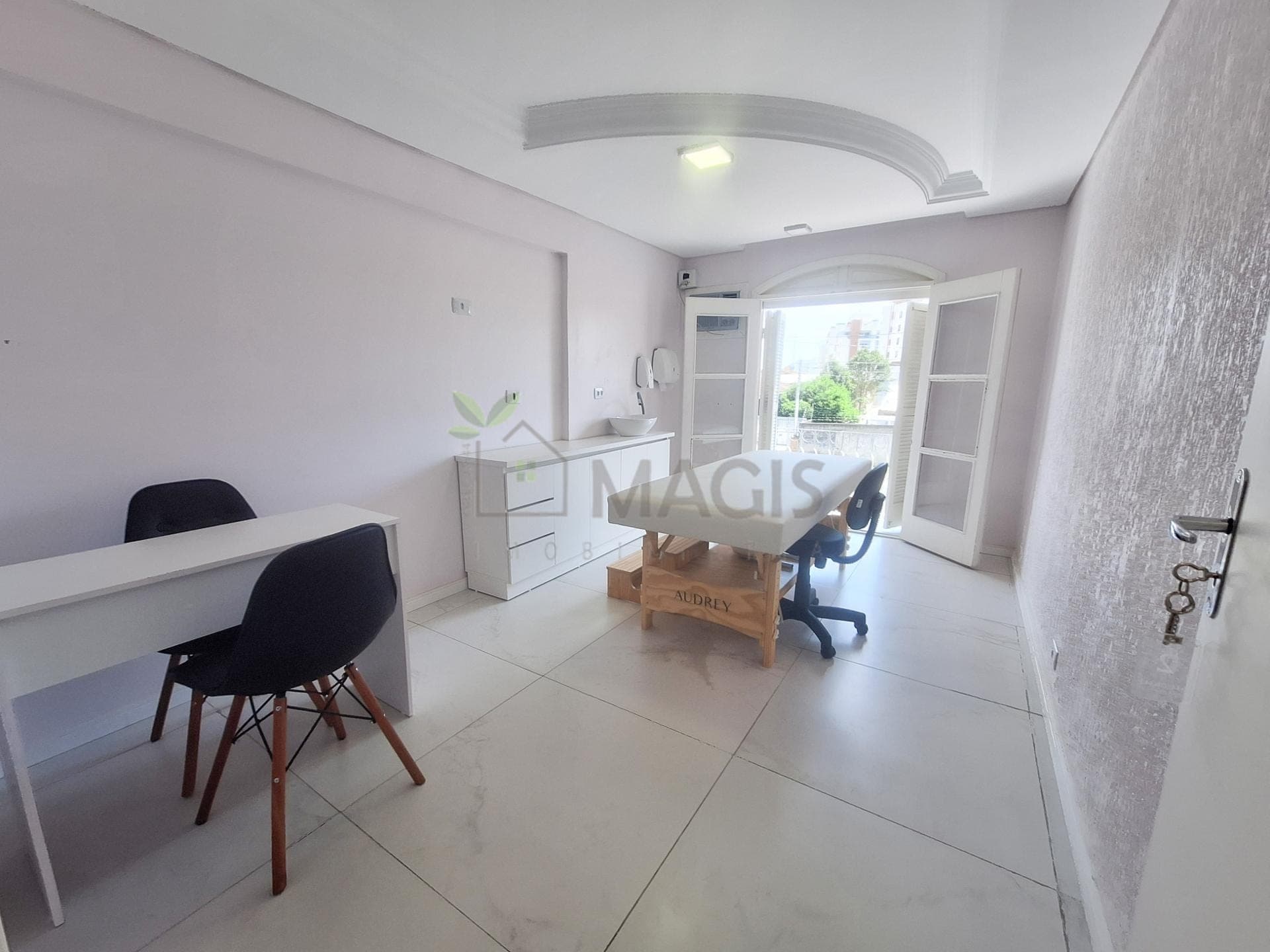 Sala Equipada com Maca e Cadeiras para Locação no Centro Clínico Lenuve